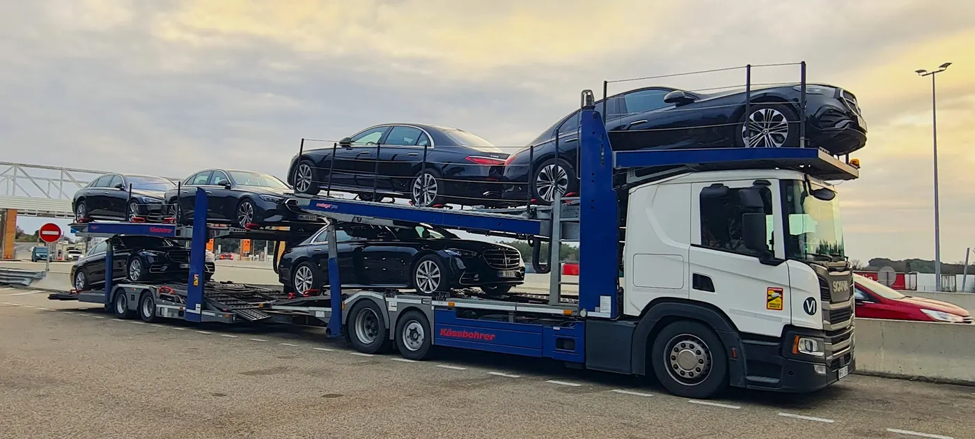 Autovežis pramoninėje aikštelėje