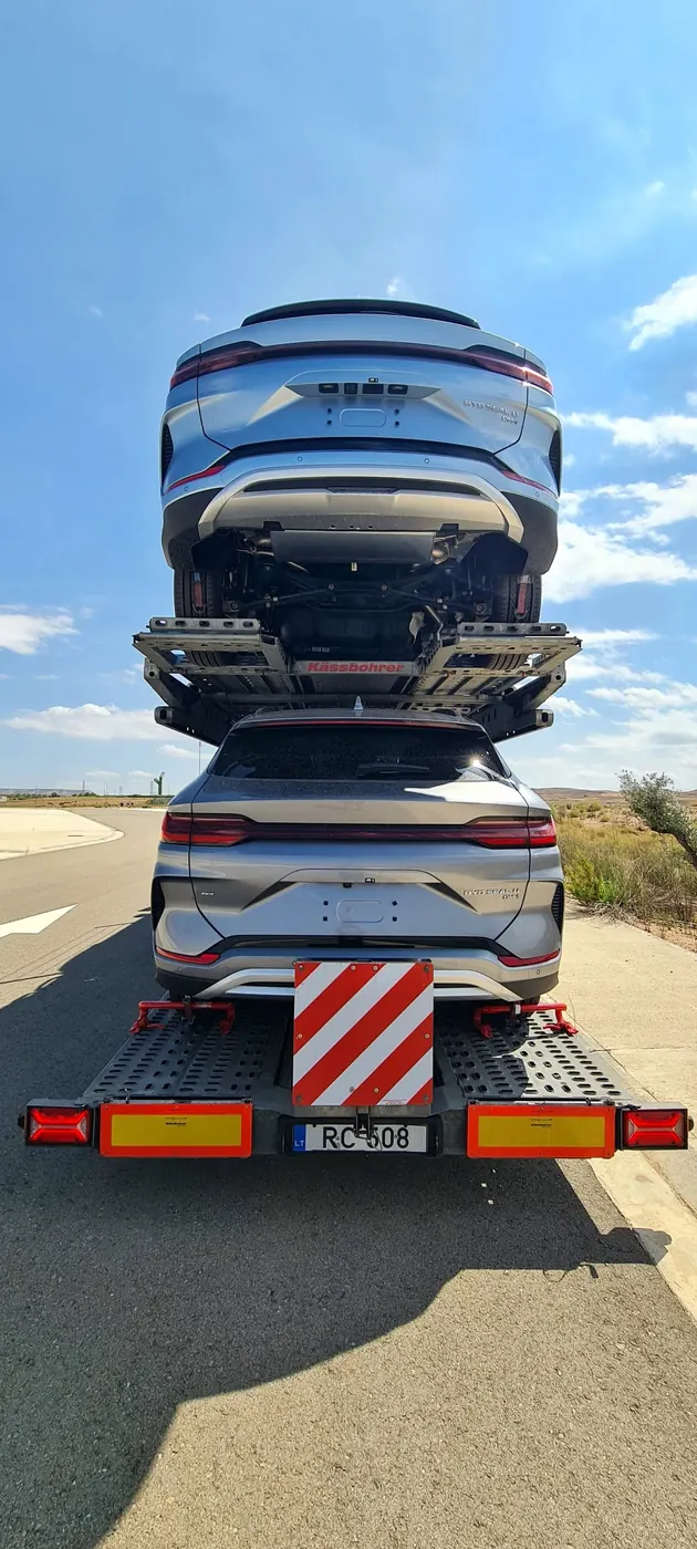Automobilis ant autovežio priekabos