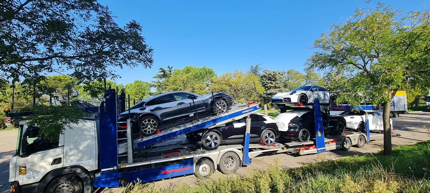 Autovežis stovėjimo aikštelėje prie medžių